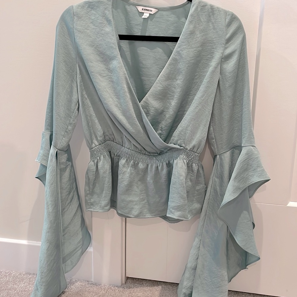 Flowy long sleeved express top